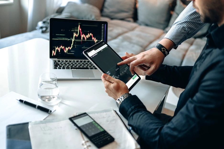 Nowoczesne biuro z wykresami wzrostu na ekranach, utrzymane w estetyce skandynawskiej